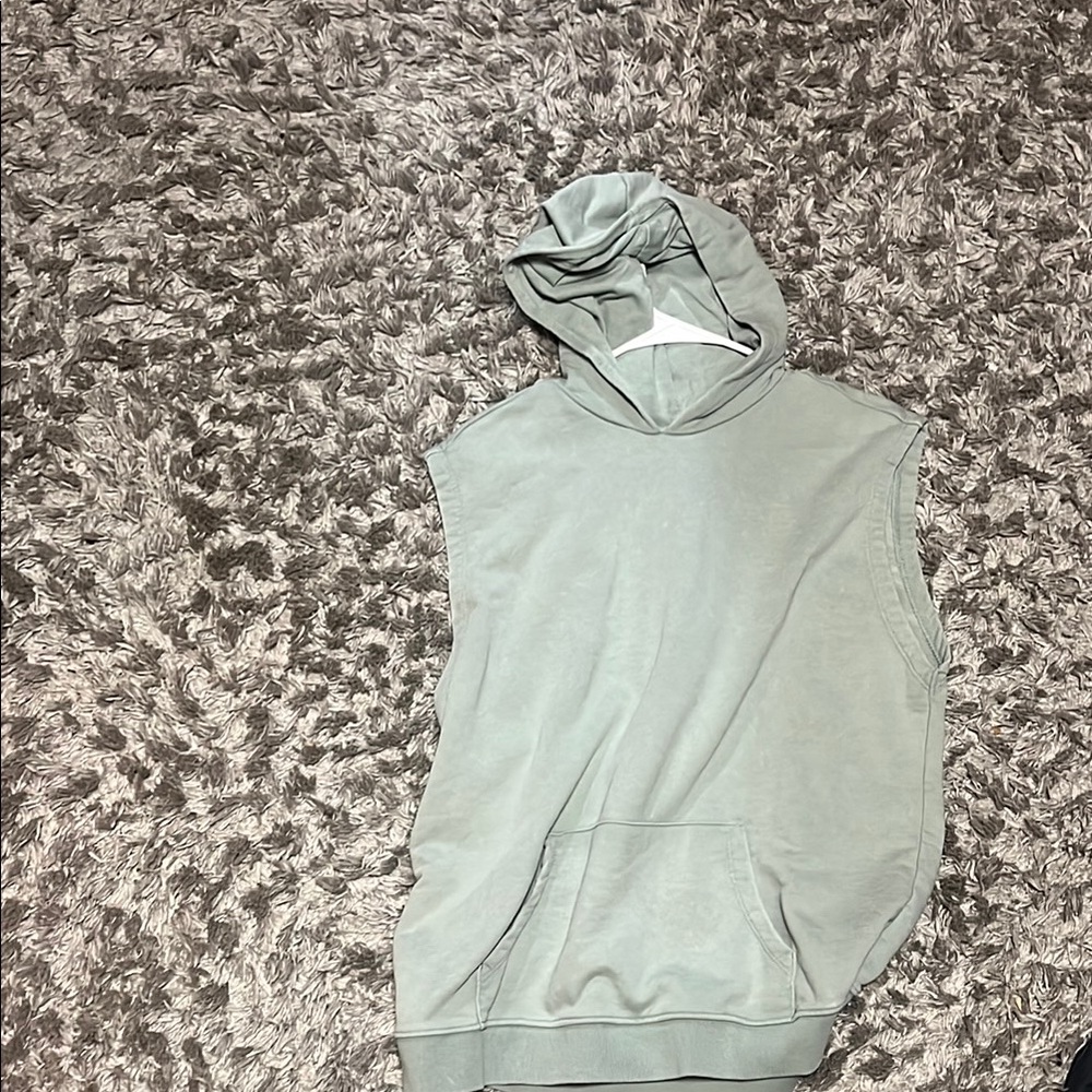 Sleeveless Hoodie in Light Gray/ green